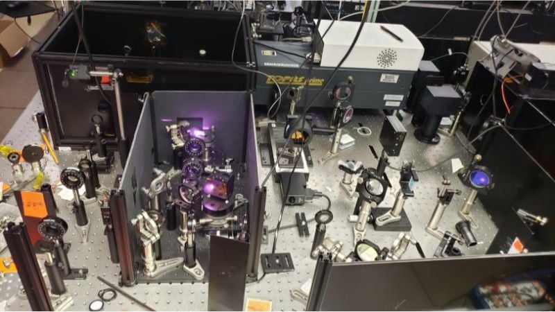Les chercheurs ont construit un laser pour étudier le comportement des ions de batterie