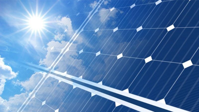 Panneau solaire captant les rayons du soleil.