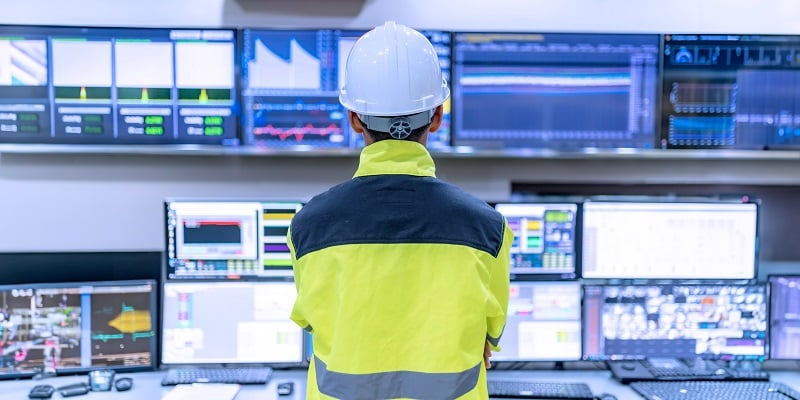 Opérateur regardant un ordinateur dans une centrale électrique