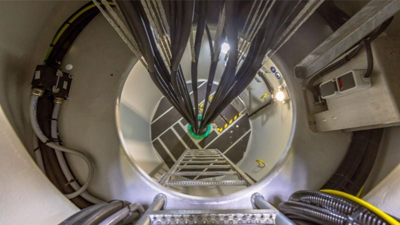 Intérieur du mât d'une turbine éolienne.