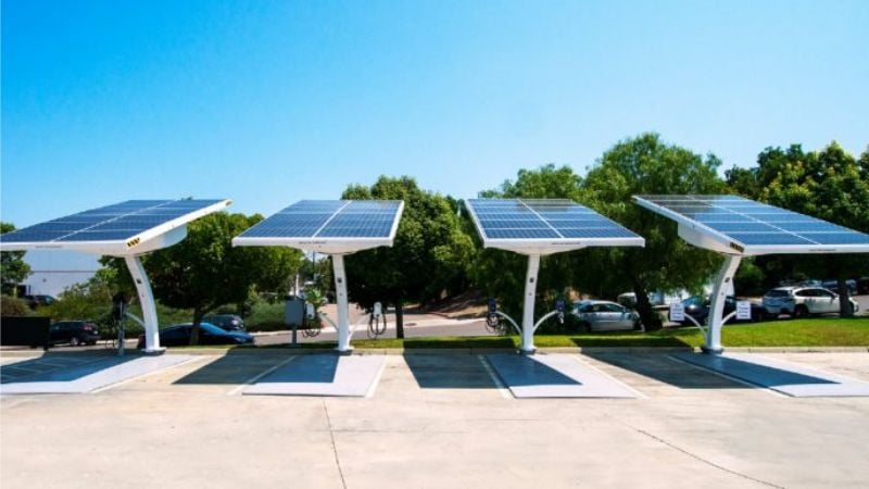 Bornes de recharge solaires. 