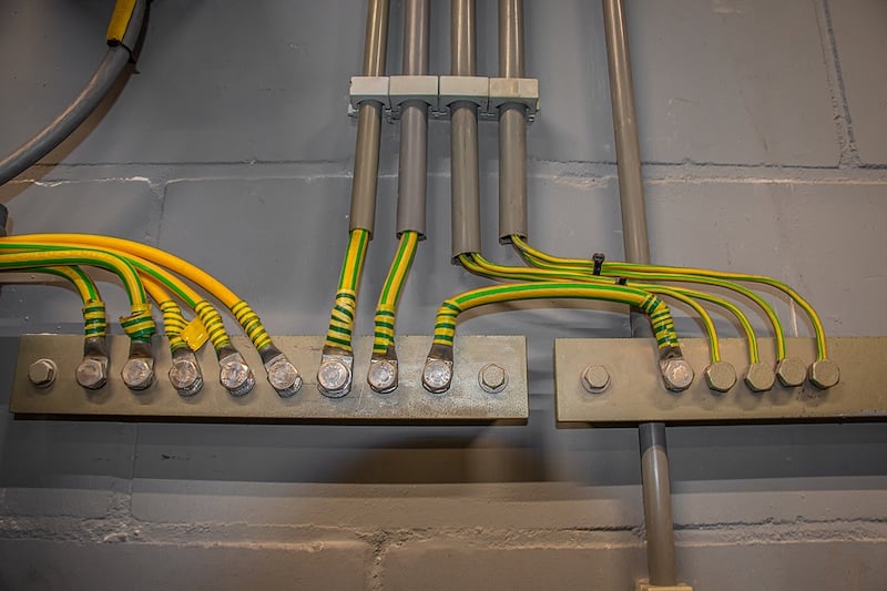 Barre omnibus de distribution mise à la terre dans un panneau de commande électrique