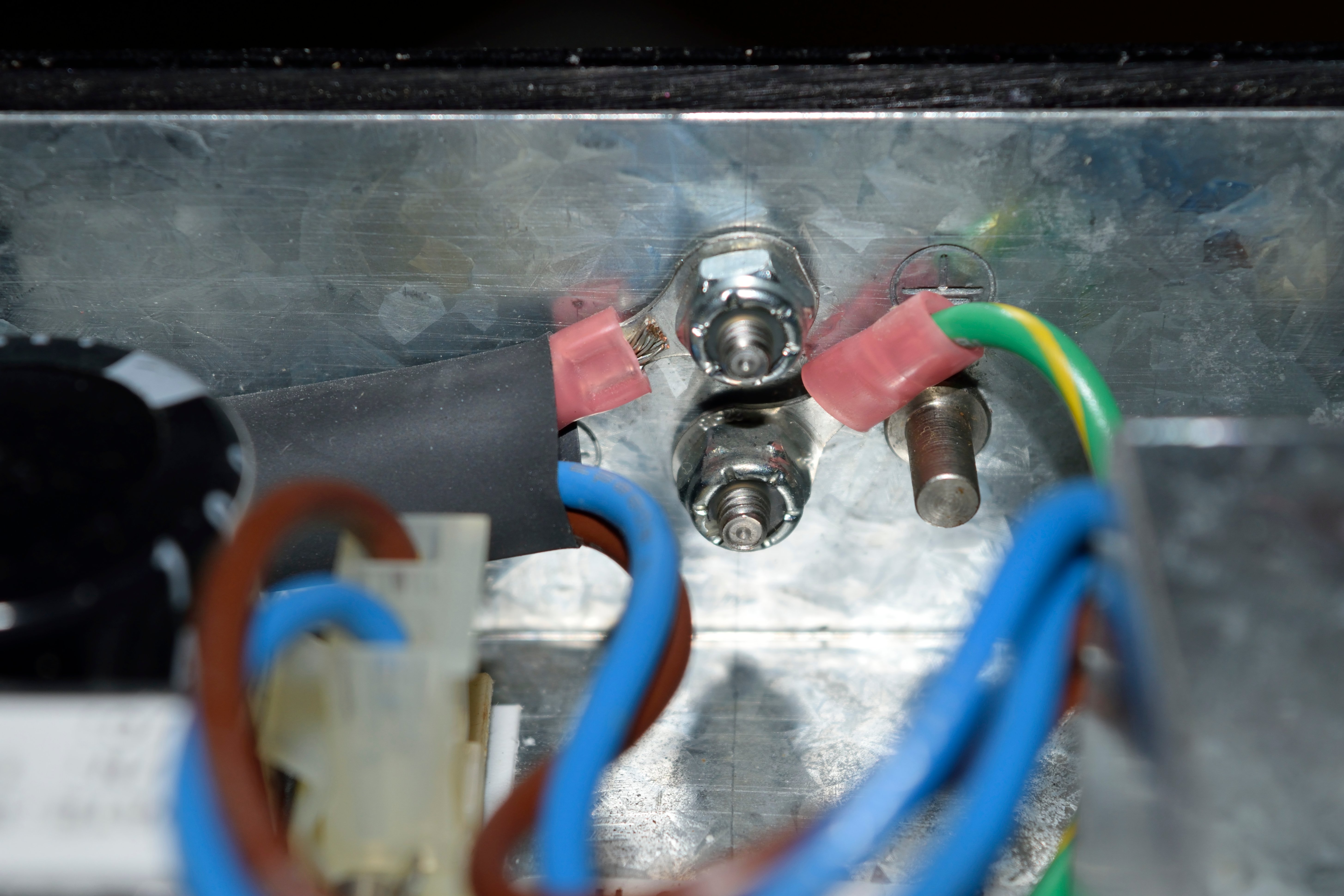 Chassis grounding connection