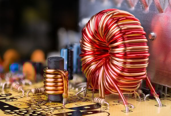 Tore et inducteurs à noyau de ferrite sur un PCB