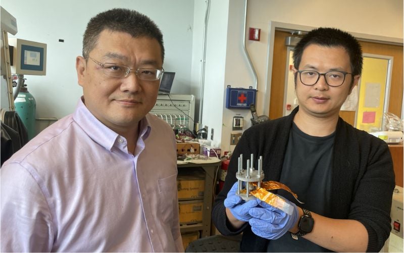 Chercheurs de Georgia Tech avec leur nouveau cathode