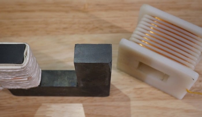  Figure 2. Le noyau d'un transformateur dans lequel un courant peut circuler avec très peu de résistance, mais suffisamment pour générer de la chaleur et gaspiller de l'énergie.