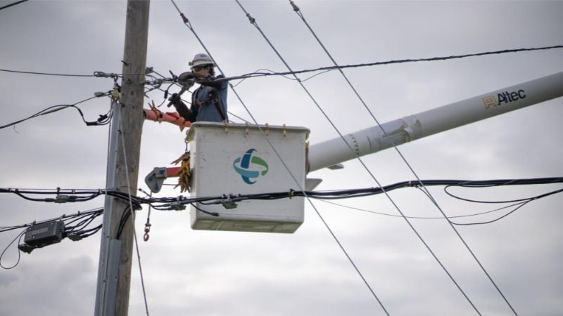 Un technicien travaille à restaurer une ligne électrique en Floride après l'ouragan Milton