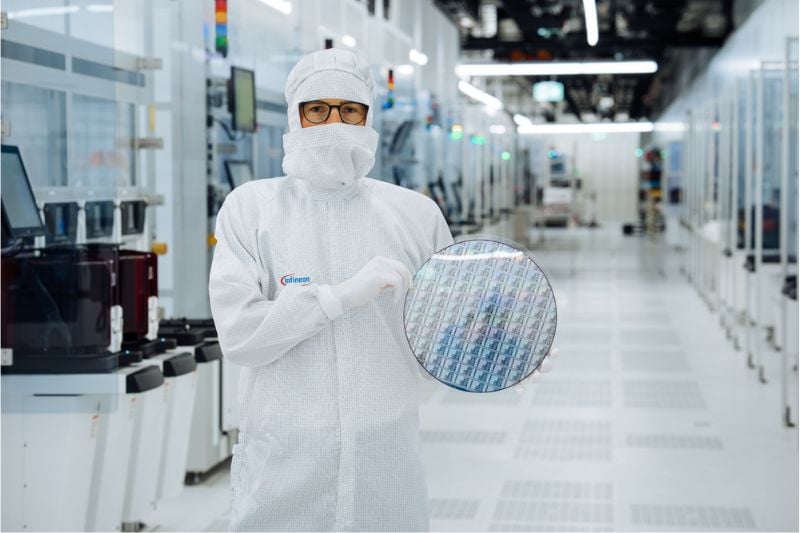 Ingénieur avec plaquette de GaN de 300 mm.